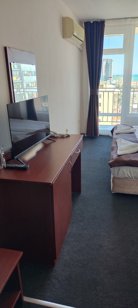 Basic Twin Room, Balcony, Pool View