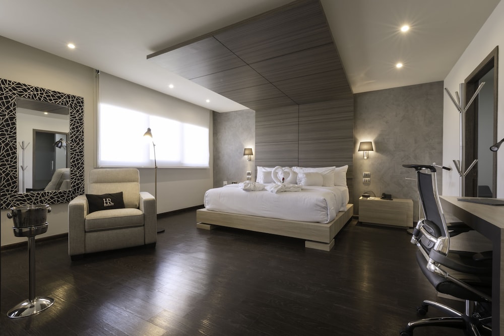 Suite - Photo 1