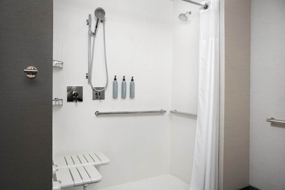 Suite, 1 Bedroom - Photo 4