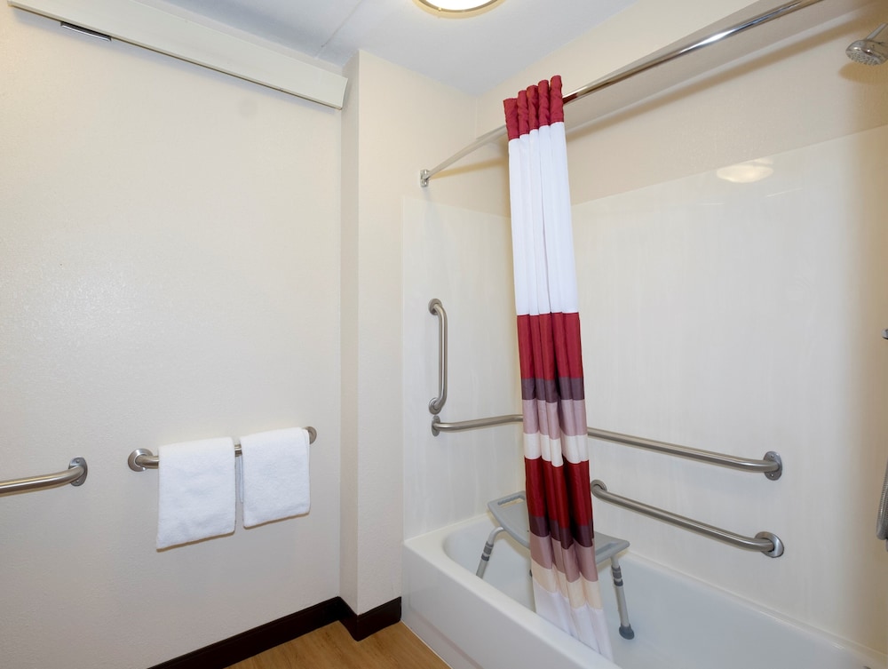 Deluxe Room, 1 King Bed, Accessible (Smoke Free) - Photo 7