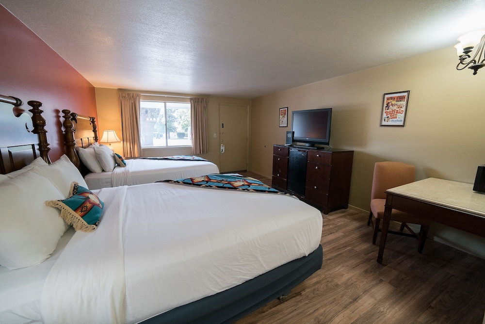 Standard Suite, Multiple Beds photo 3