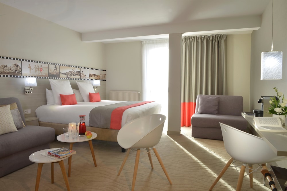 Junior Suite, 1 King Bed, Non Smoking (Larger Room;with Sofabed) - Photo 1