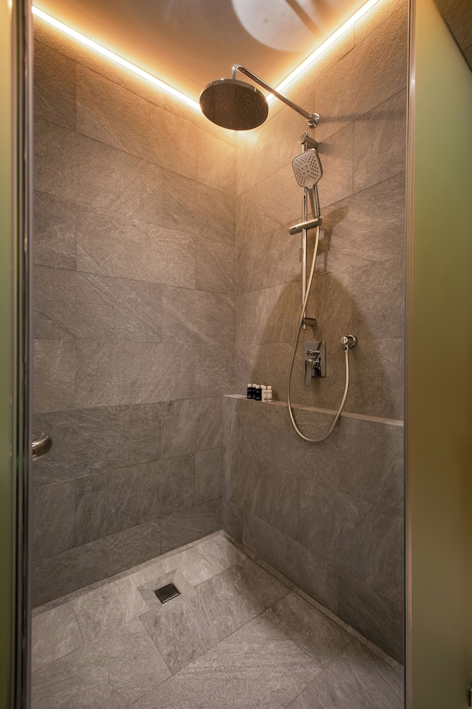 Honeymoon Suite - Photo 6