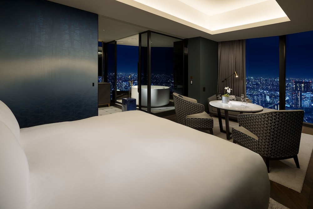 Junior Corner Suite King