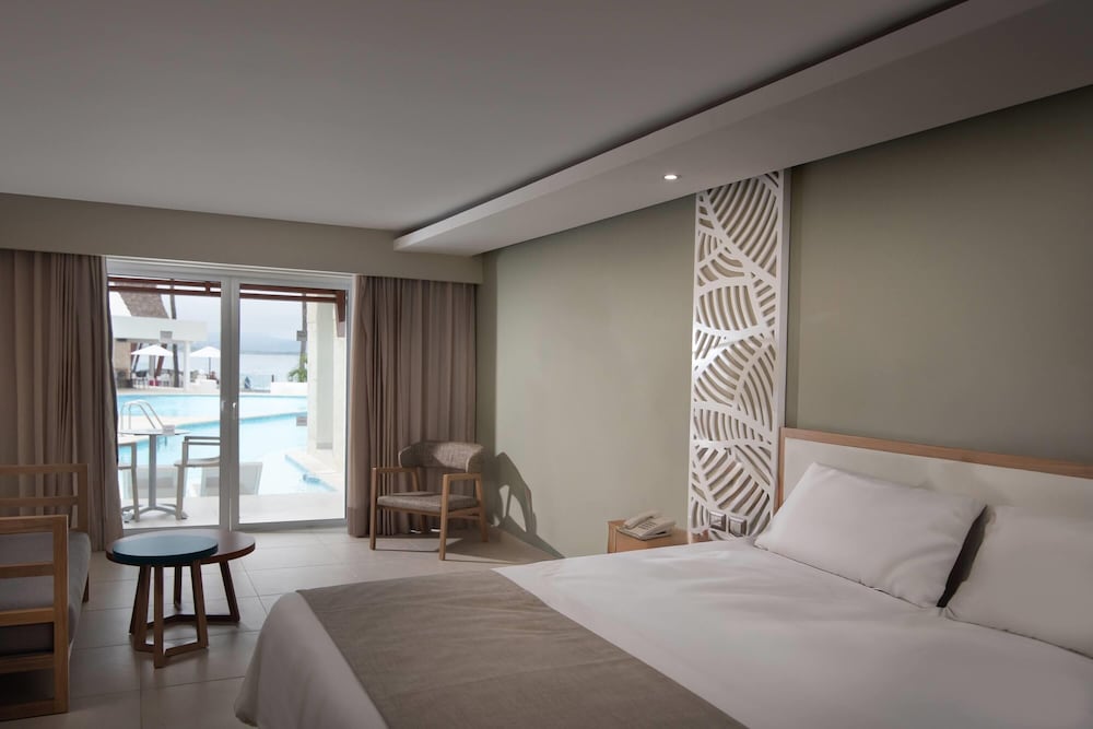 Junior Suite, 1 King Bed, Balcony, Ocean View (Swim-Up) - Photo 2