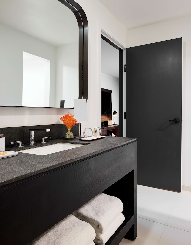 Suite (Consulate) - Photo 11