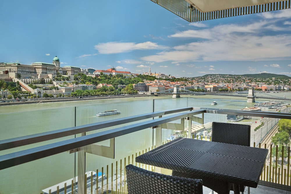 Executive Suite, 1 King Bed, River View - Photo 9