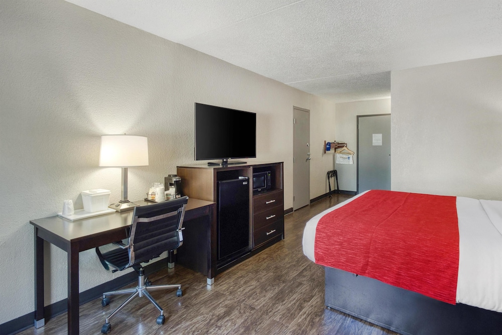 Standard Room, 1 King Bed, Accessible, Refrigerator & Microwave - Photo 2