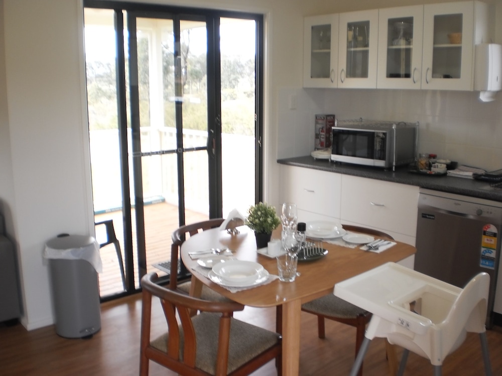 Deluxe Cottage, 2 Bedrooms, Hill View, Lakeside (Riverdowns Cottage) photo 2