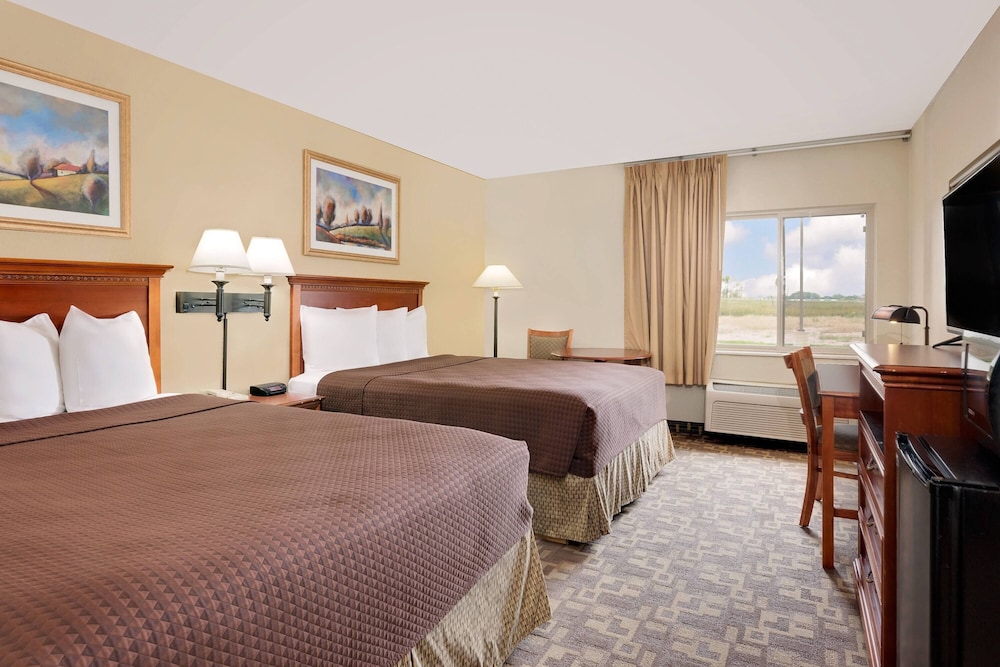 Standard Room, 2 Queen Beds, Pool View photo 3