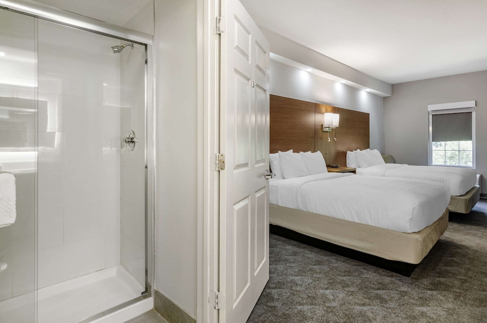 Standard Room, 2 Queen Beds, Non Smoking - Photo 2