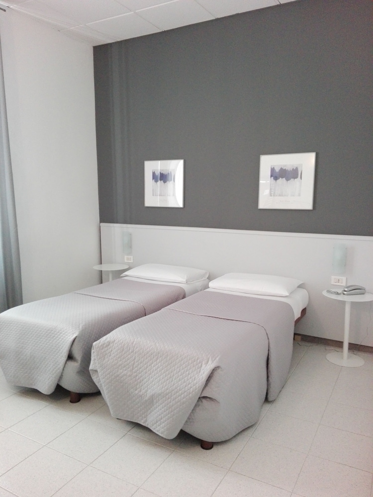Standard Twin Room, 2 Twin Beds photo 2