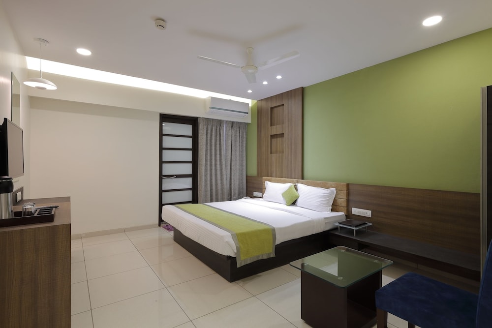 Deluxe Room, 1 Queen Bed photo 3