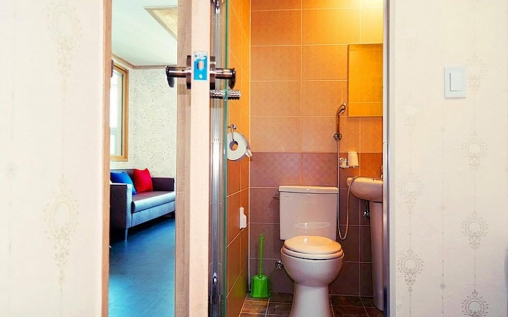 Room (Building 4 Room 102 (Seawater pool Hi)