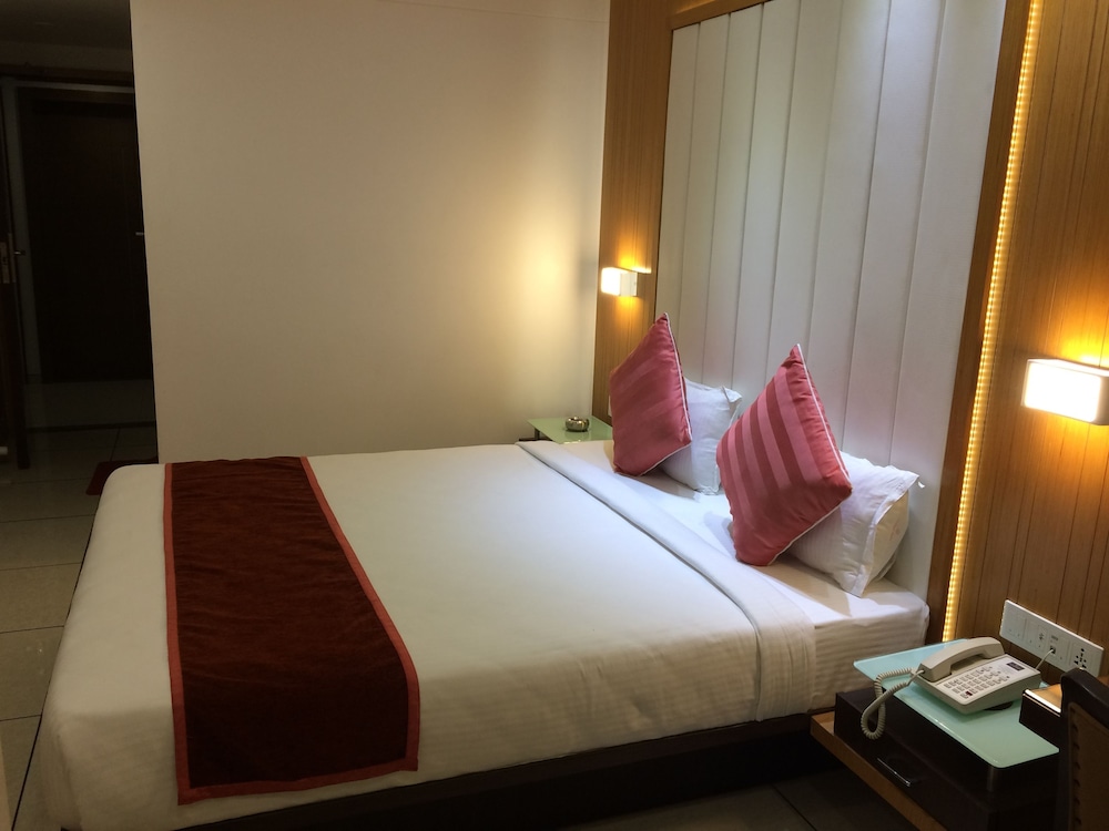 Deluxe Single Room, 1 King Bed, Smoking photo 2
