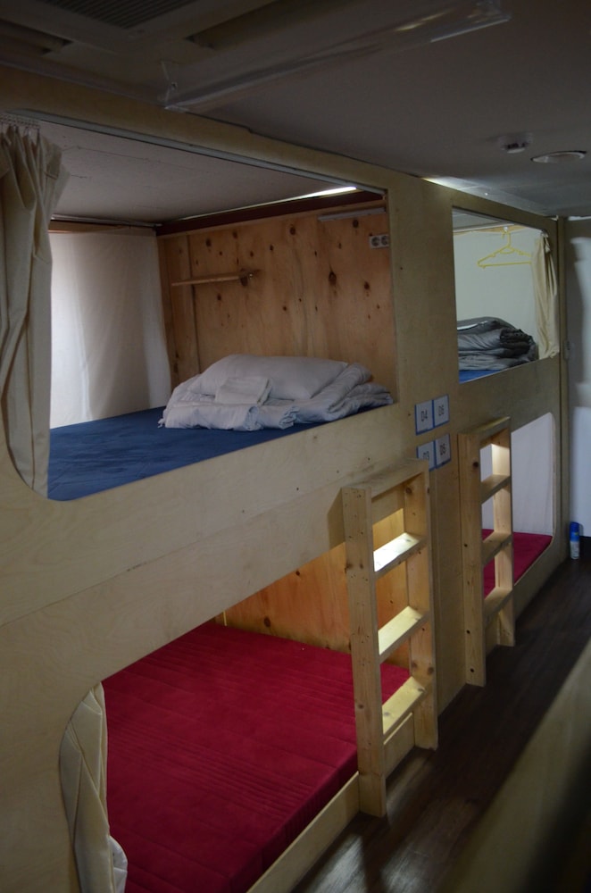 Deluxe Capsule Bed-Female Only (Foreigners Only) photo 1