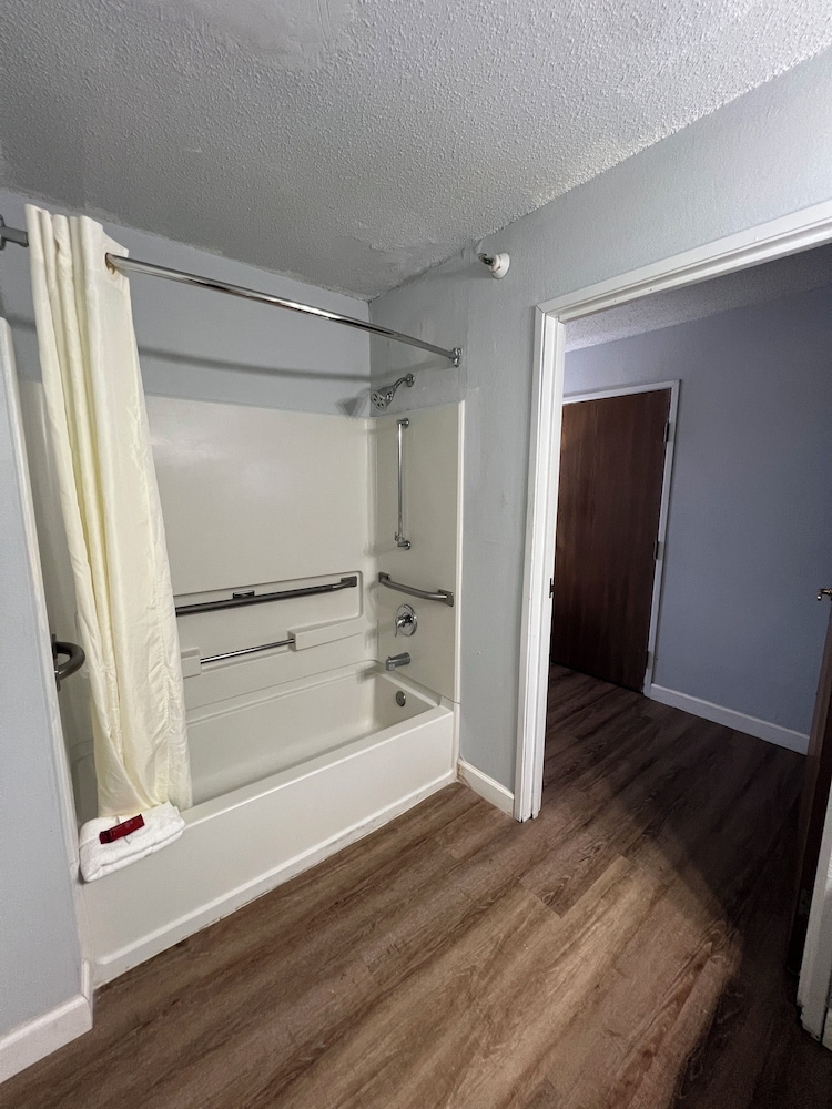 Standard Single Room, 1 Queen Bed, Accessible, Non Smoking photo 3