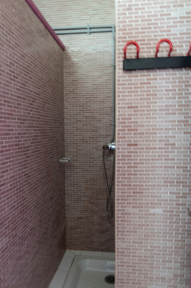 Quadruple Room - Shared Bathroom - Photo 3
