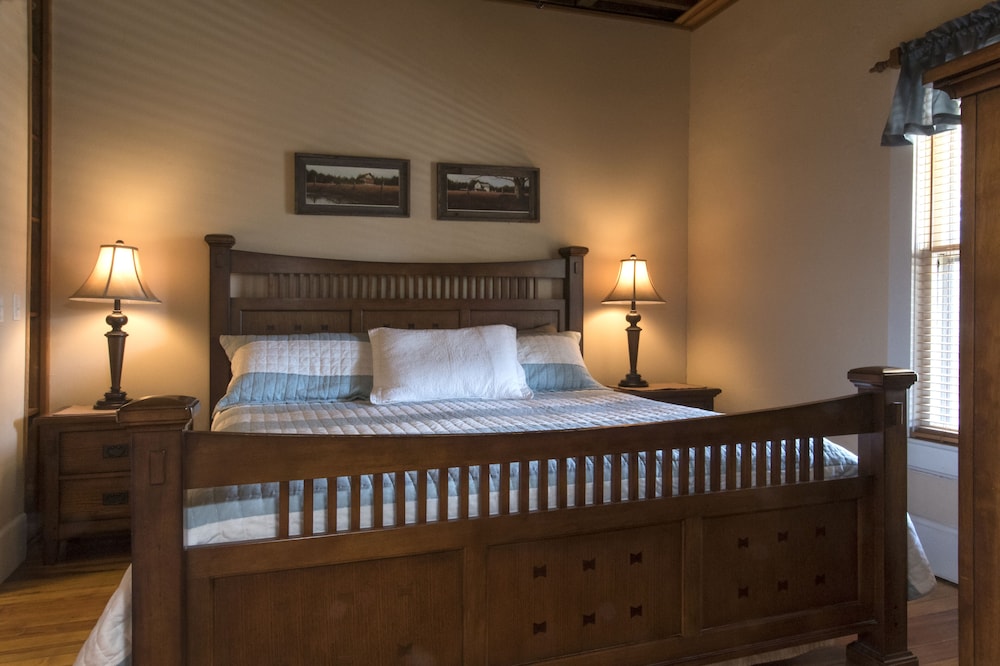 Toy Box Suite, 1 King Bed with Sofa bed, Patio photo 2