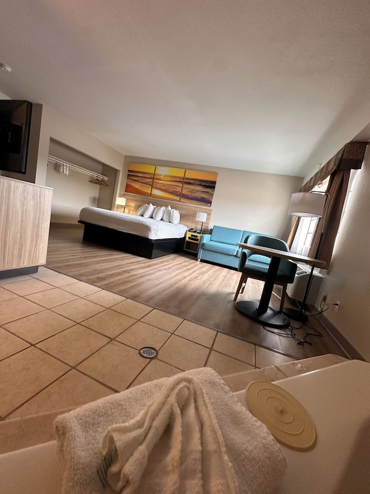 Deluxe Studio Suite, 1 King Bed, Non Smoking - Photo 2