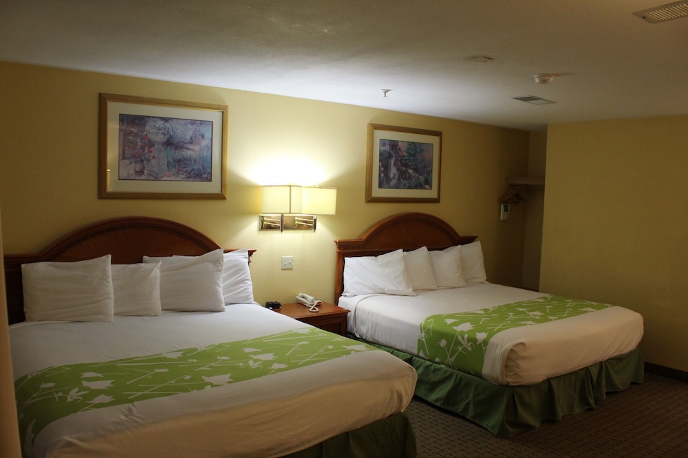 Room, 2 Queen Beds - Photo 2