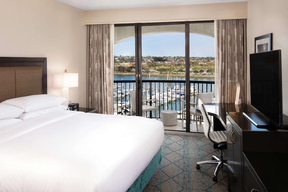 Suite, 1 King Bed, Accessible (Roll-In Shower)