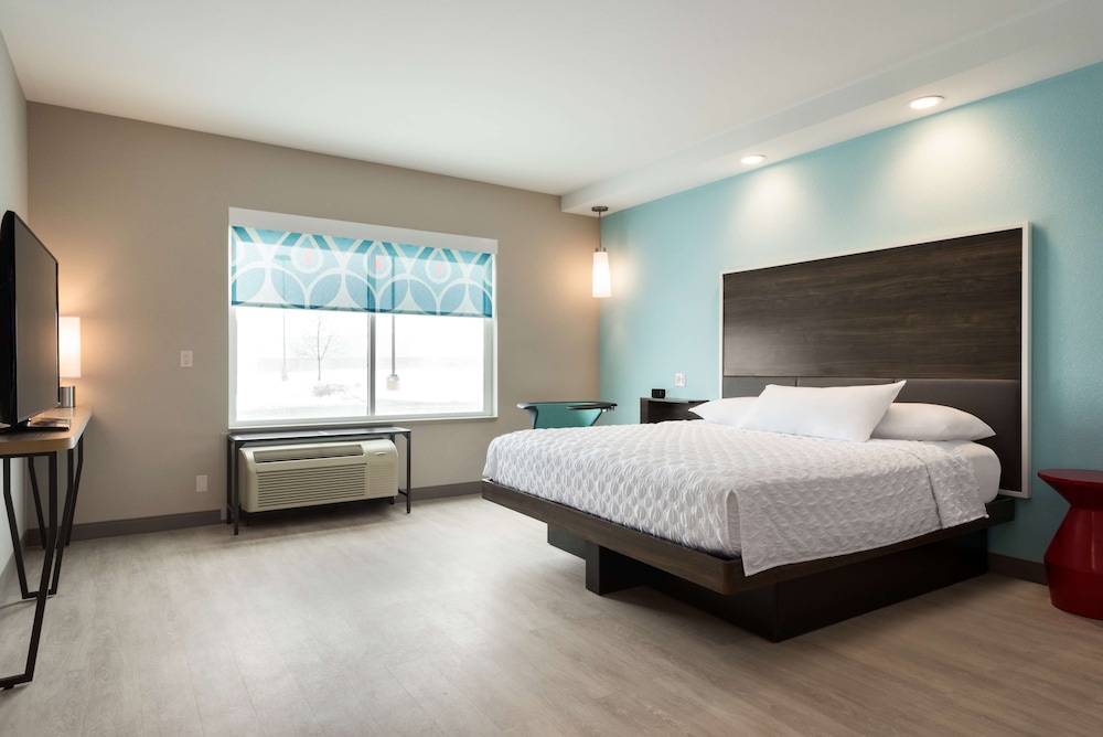 Room, 1 King Bed, Accessible (Hearing, Roll-in Shower) photo 2