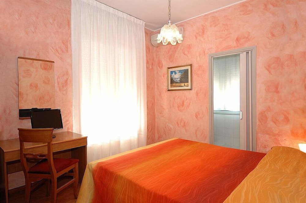 Double or Twin Room, Ensuite photo 3