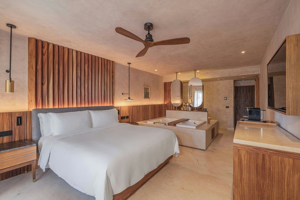 Standard Room, 1 King Bed, Balcony (Guest Room)