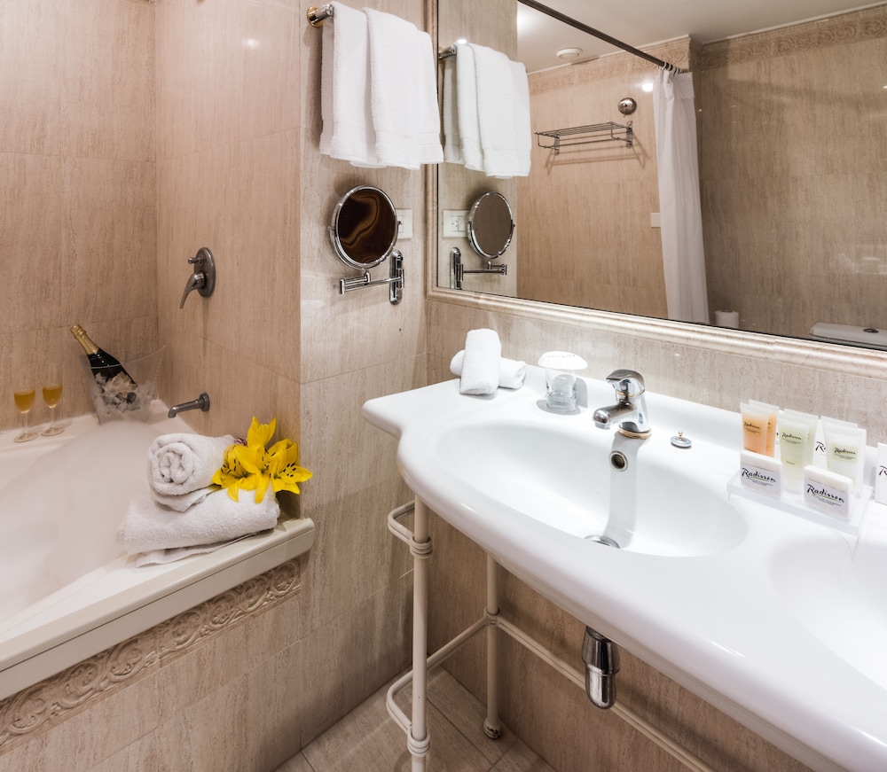 Suite, 1 King Bed, Non Smoking, Jetted Tub photo 3