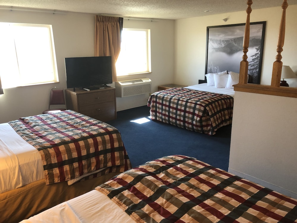 Room, Multiple Beds, Microwave - Photo 3