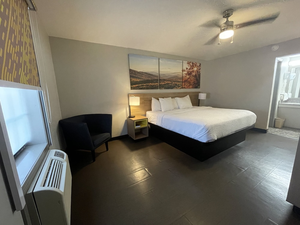 Standard Room, 1 King Bed - Photo 2