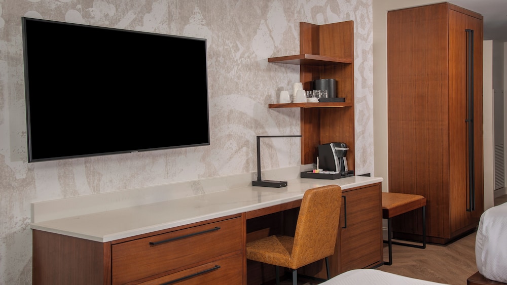 Tower - Water View. Florida special accessible room and option for hearing accessibility.  2 queen b - Photo 2