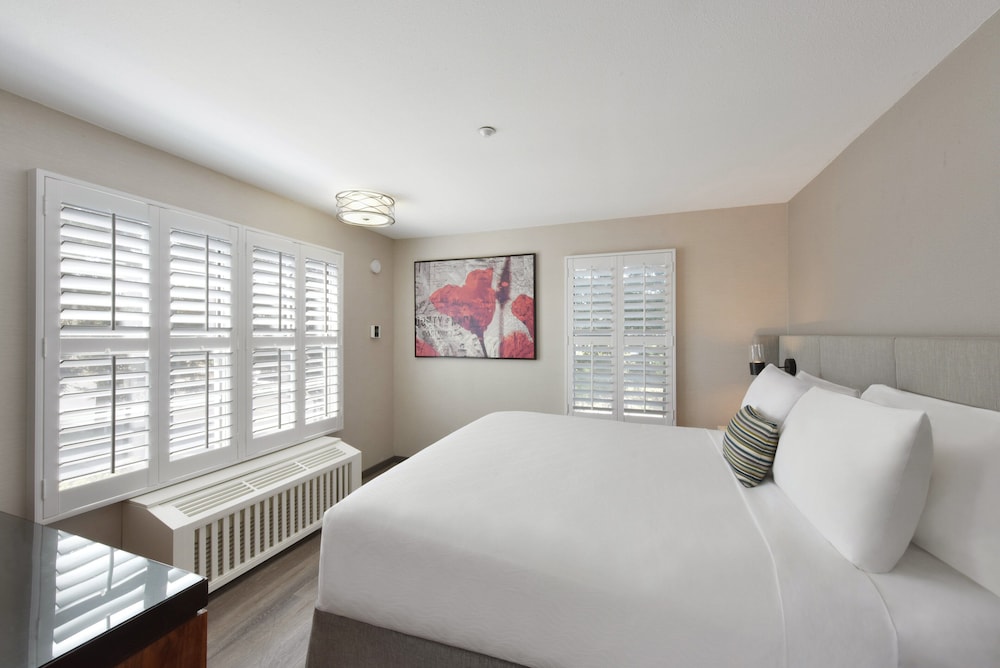 Suite, 1 King Bed - Photo 5