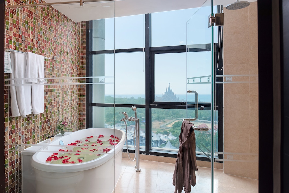 2 Bedroom Ocean View Extreme Suite thumbnail 6
