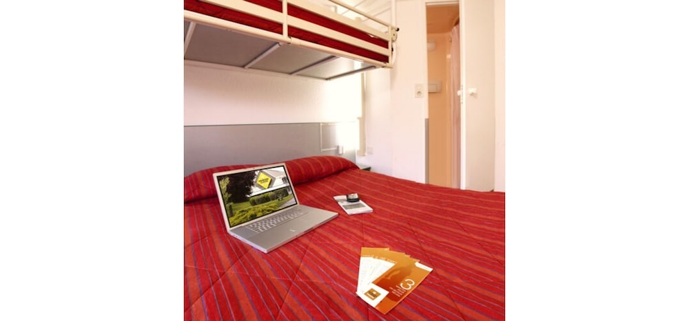 Standard Room, 3 Twin Beds - Photo 10