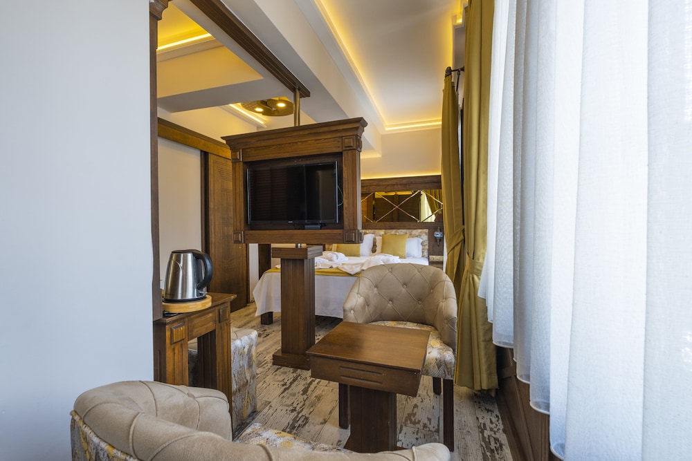 Corner Jacuzzi Suite