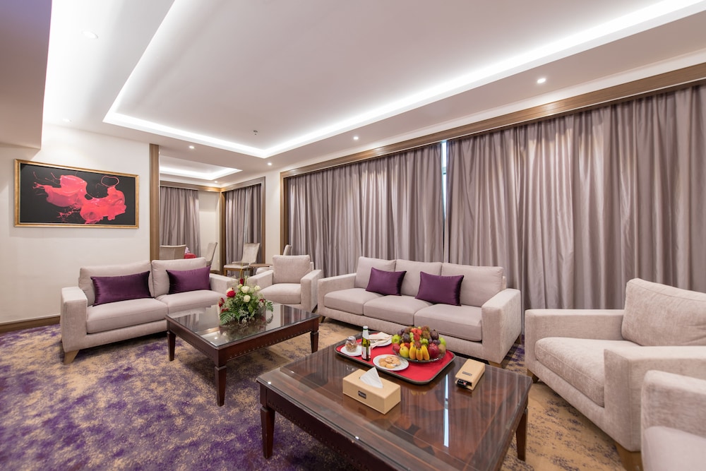 Suite, 2 Bedrooms - Photo 2