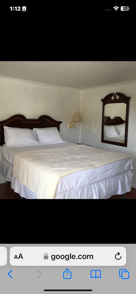 Deluxe Room, 1 Queen Bed, Non Smoking, Refrigerator & Microwave photo 1