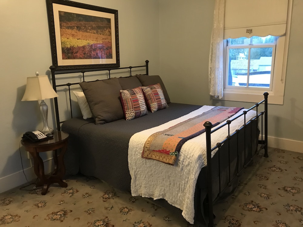 Basic Room, 1 King Bed photo 2