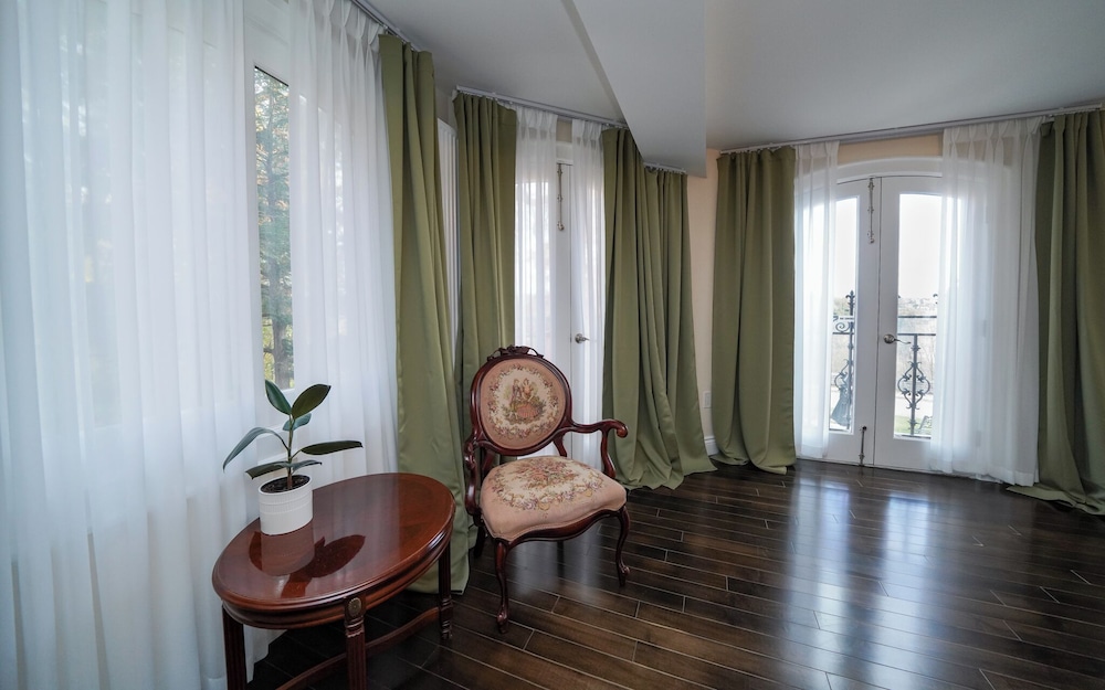 Deluxe Room, 1 King Bed, Balcony, River View photo 2