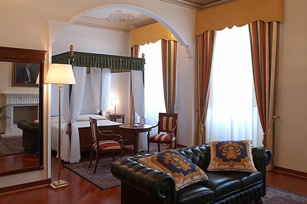 Junior Studio Suite, Bathtub, Garden View