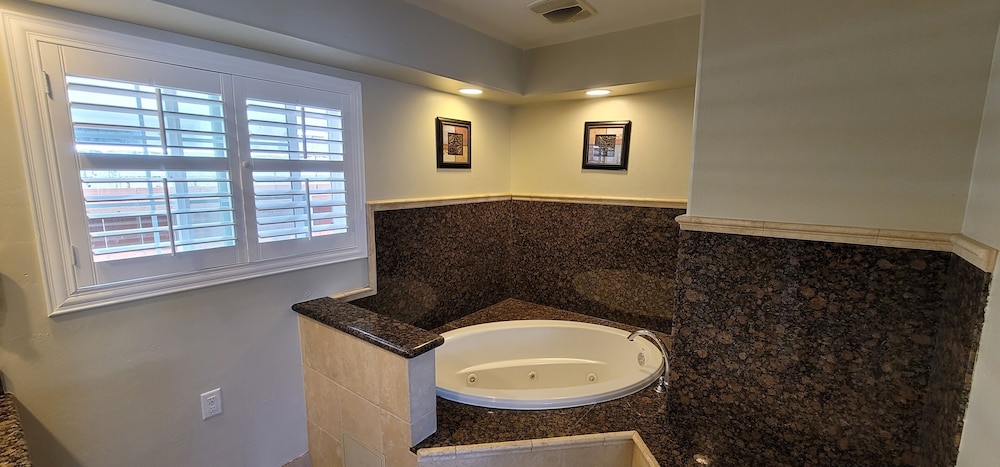 Junior Suite, 1 King Bed, Hot Tub