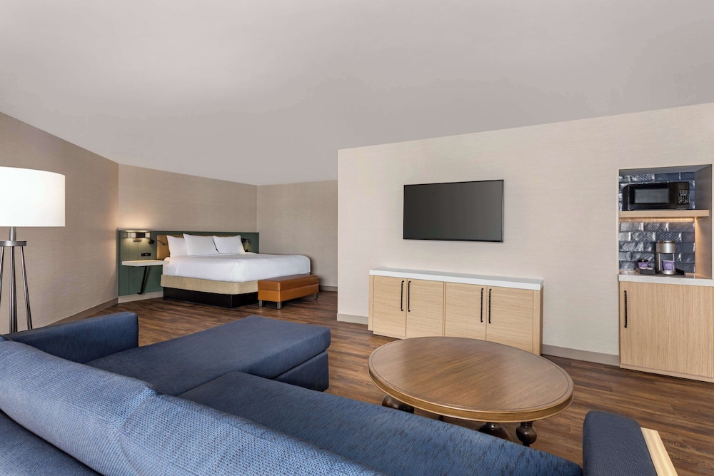 Junior Suite, 1 King Bed with Sofa bed - Photo 3