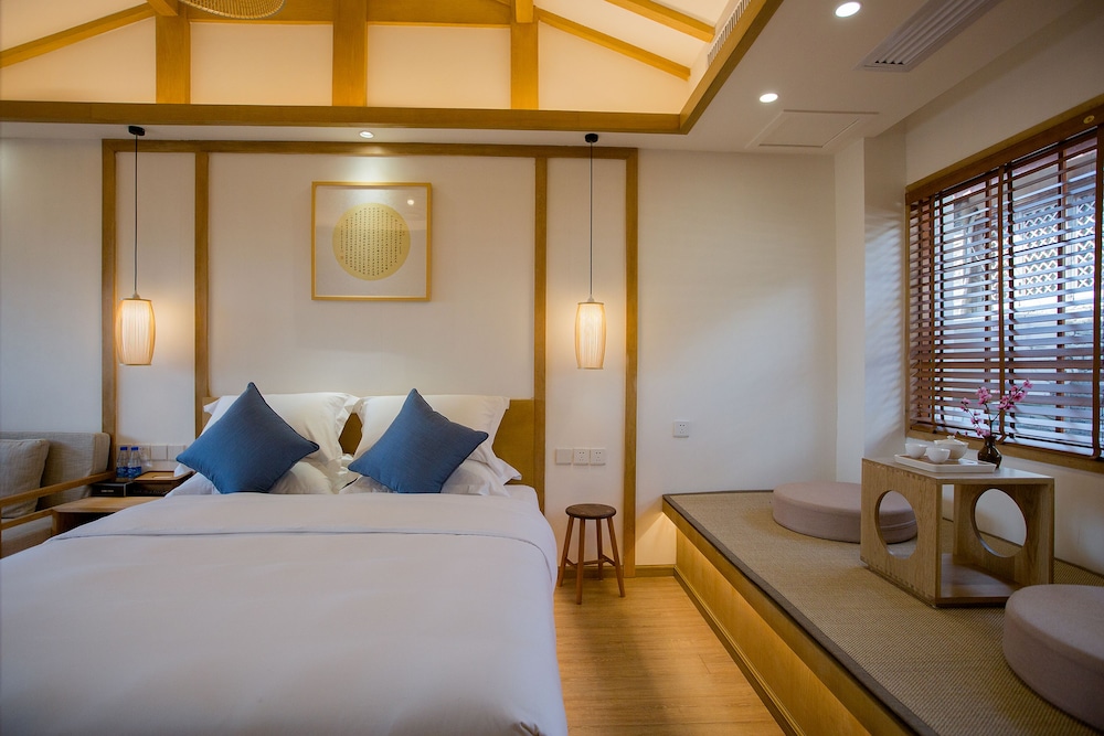 Deluxe King Room photo 2