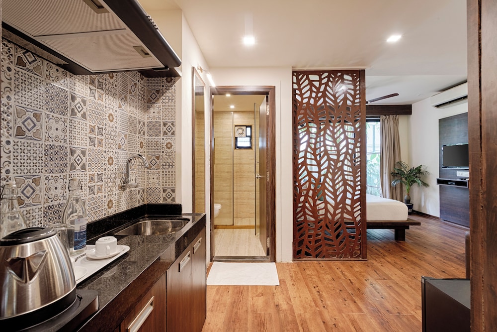 Premium room with living area and balcony - Photo 9