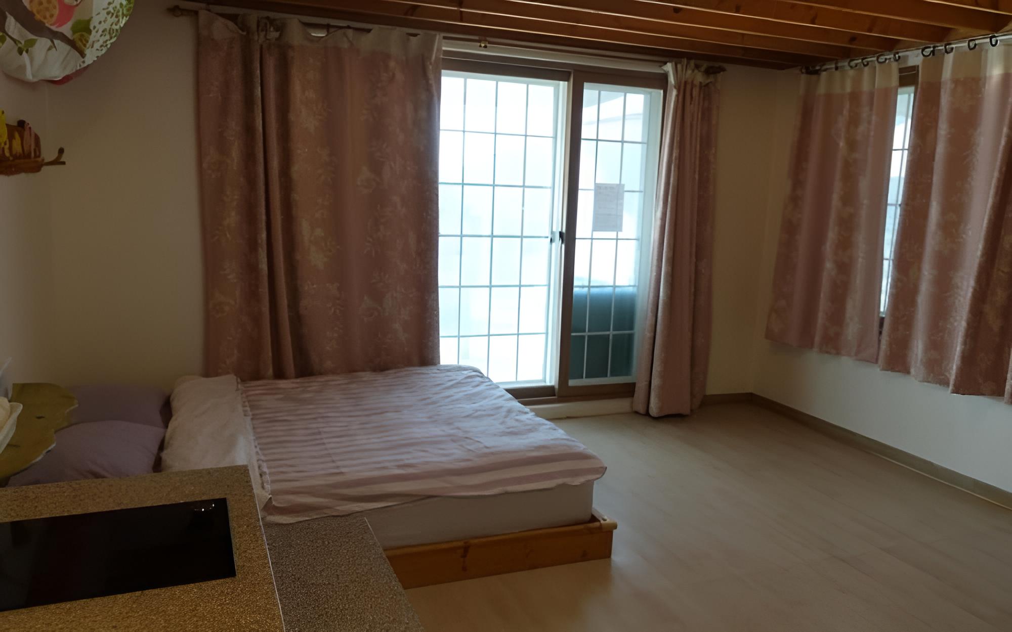 Room (Apple Room (Duplex))