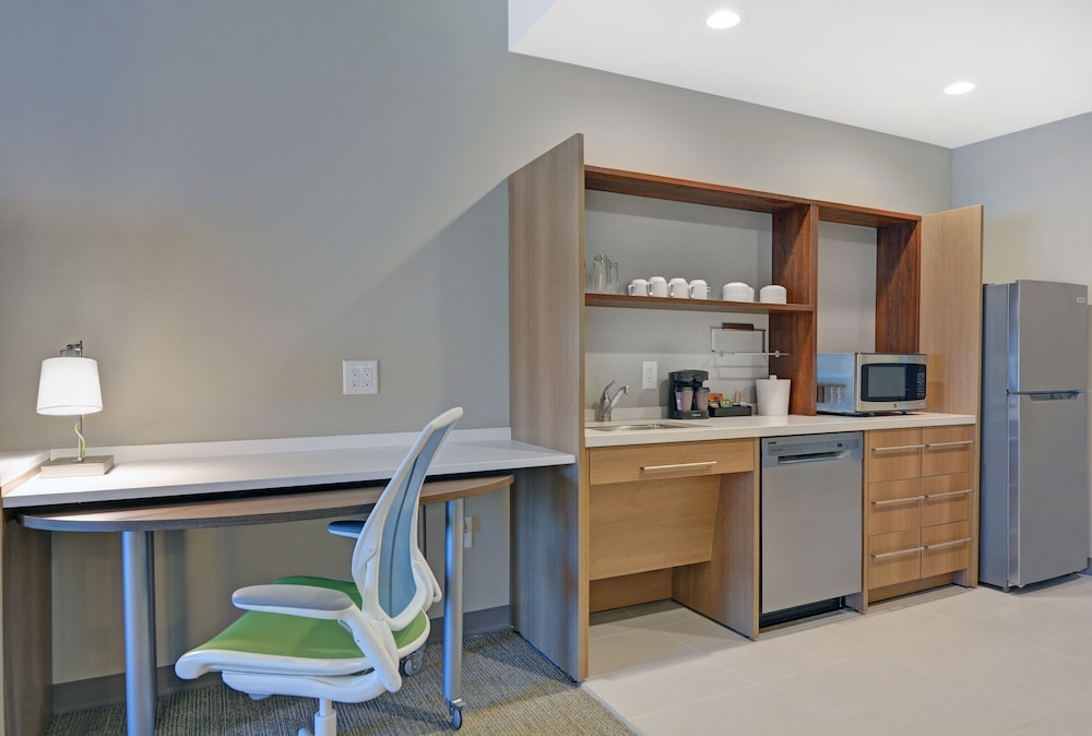 Studio, 1 King Bed, Accessible (Roll-In Shower) - Photo 4