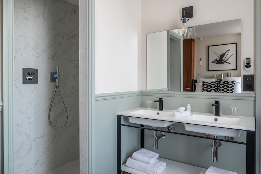 Executive Suite - Photo 6