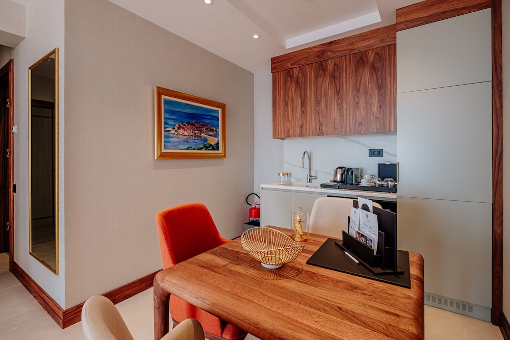 Suite - Photo 5